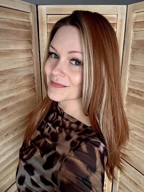 Glamvigor Hybrillia™ Blend Human Hair Light Red Brown Gold Blonde Highlights straight long layered Lace Part Wig GLP045