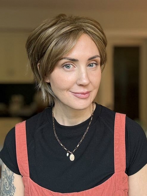 Youthful Medium Brown with Golden Highlights Short Bob with Bangs Synthetic Wig (Basic Cap) GBC003