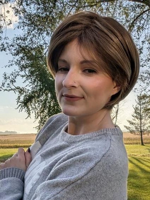 Youthful Medium Brown with Golden Highlights Short Bob with Bangs Synthetic Wig (Basic Cap) GBC003